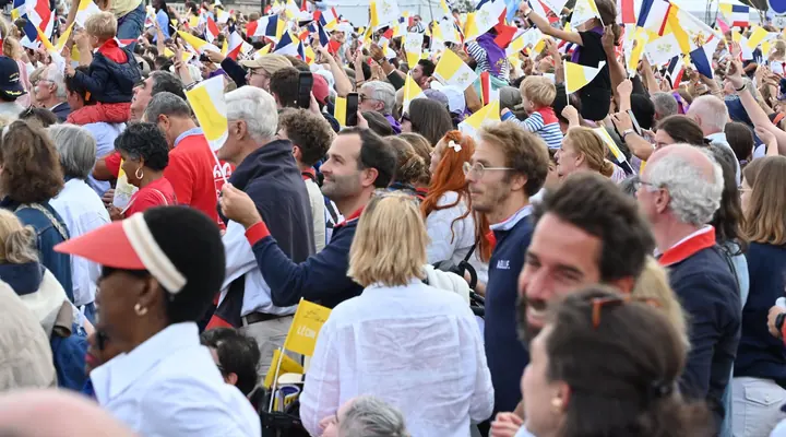 Des hospitaliers de l’A.B.I.I.F. dans la foule de la Concorde, qui agite drapeaux français et pontificaux à l’arrivée du Pape